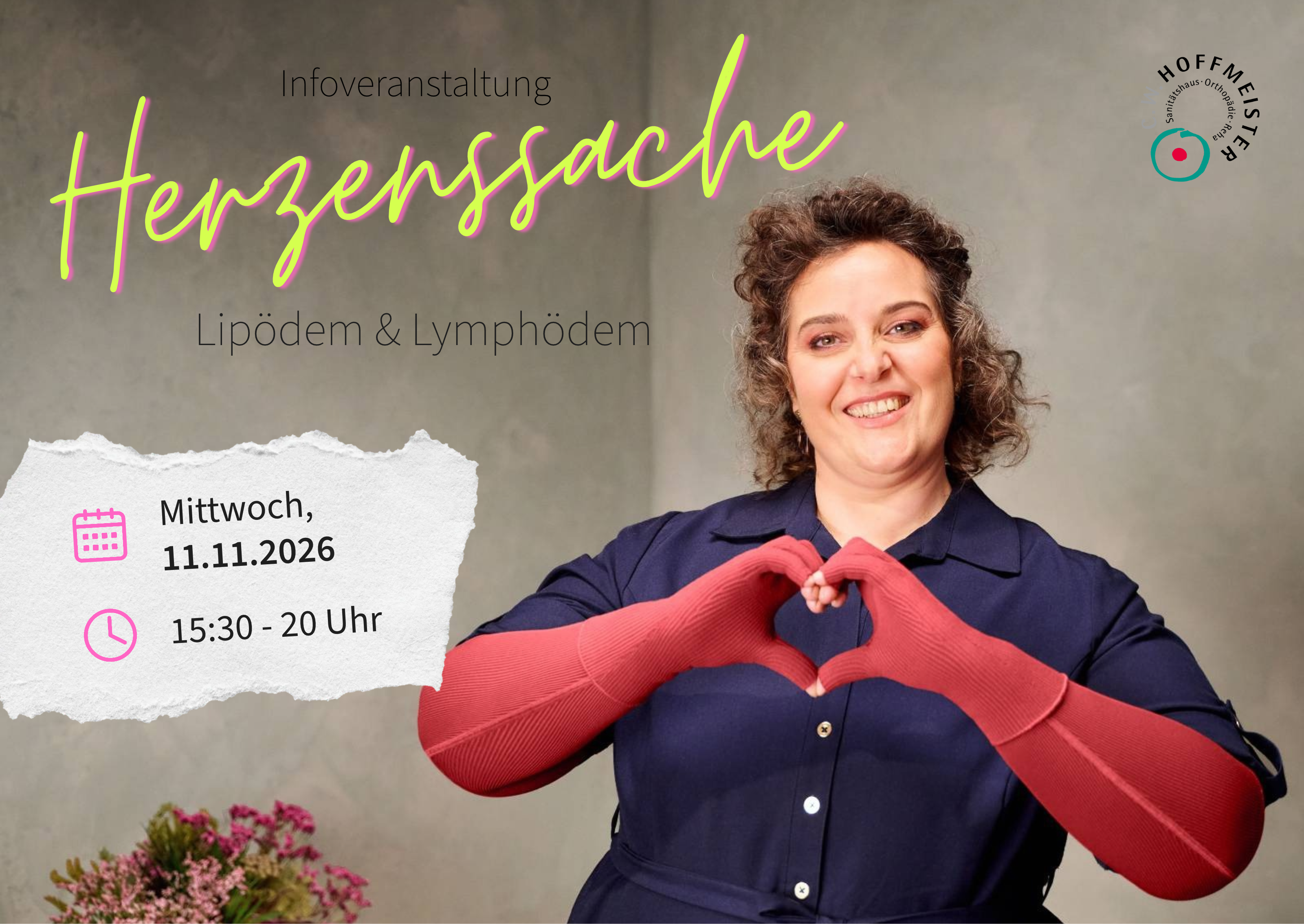 Laechelnde Frau mit roten Kompressionsaermeln formt ein Herz mit den Haenden